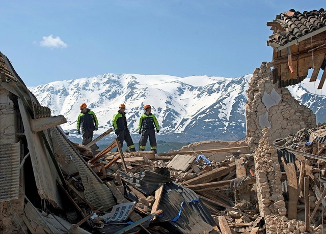 Ein Bild des Grauens: das Dorf Onna na...09 &#8211; einen Tag nach dem Erdbeben  | Foto: AFP