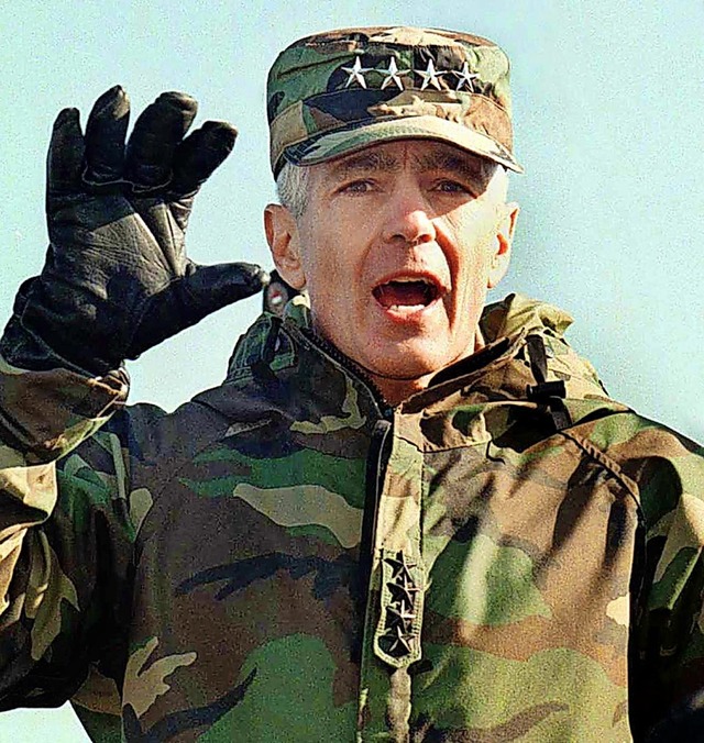 Viersternegeneral Wesley Clark bei einem Nato-Manver 1998   | Foto: dpa