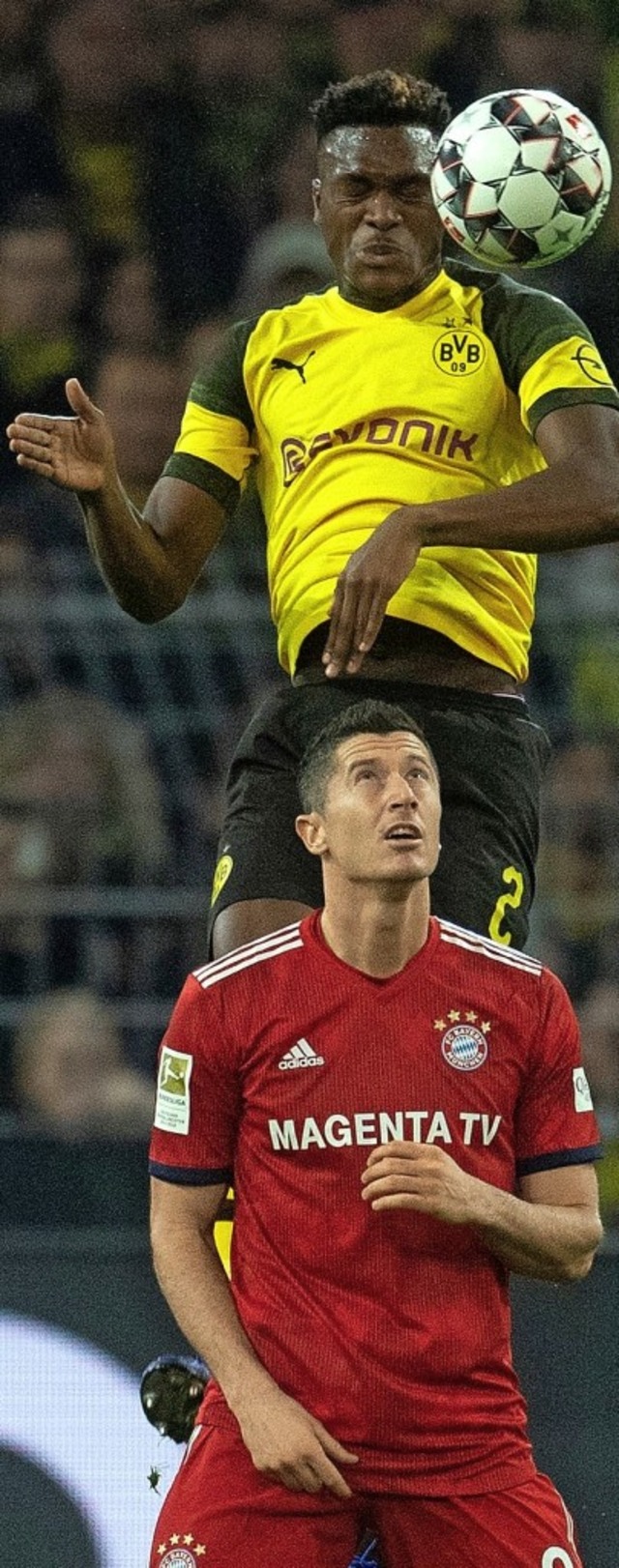 In der Vorrunde war der Dortmunder Dan...:2 gegen  Robert Lewandowskis Bayern.   | Foto: dpa