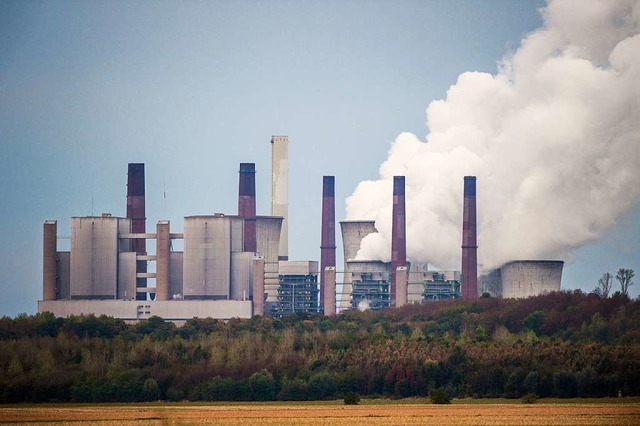 Aus den Khltrmen des Braunkohlekraft...ein-Westfalen steigt Wasserdampf auf.   | Foto: DPA