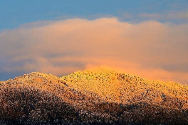 Der Markgrfler Hausberg &#8211; frisch beschneit und spektakulr beleuchtet.  | Foto: Jens-Uwe Voss