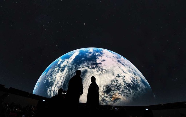 Reise ins Weltall: Im Traumzeit-Dome w...8222;Mission Astronaut&#8220; gezeigt.  | Foto: dpa