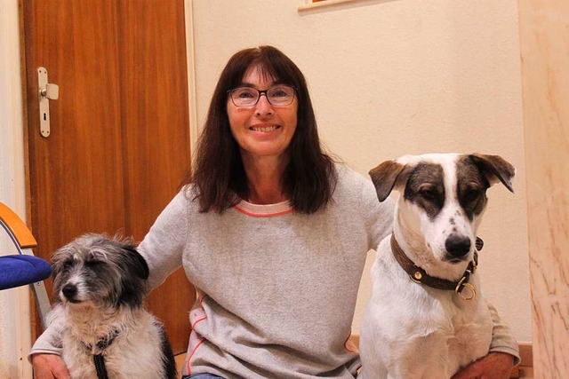 Barbara Bttcher mit ihren zwei aus Ru...eretteten Hunden Ida (links) und Ellen  | Foto: Nina Witwicki