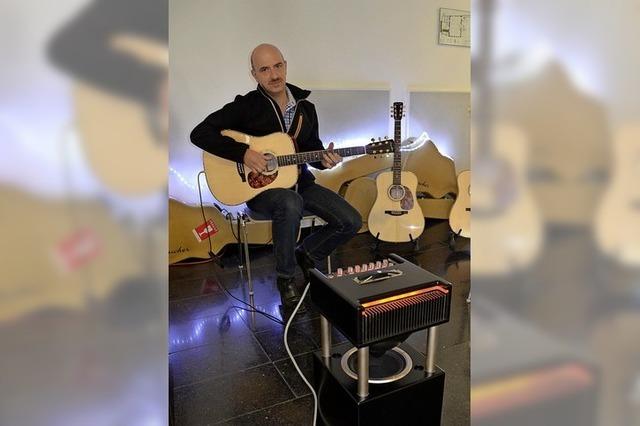 Gitarre und Gesang: Bodo Schaffrath spielt eigene Kompositionen und Coversongs