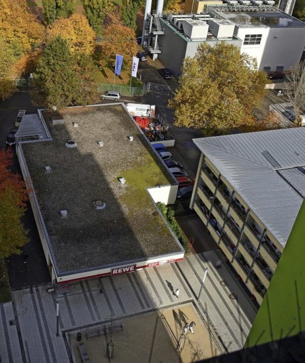 Der Flachdach-Rewe am Else-Liefmann-Pl...öckigen Gebäuderiegel ersetzt werden.   | Foto: Patrick Seeger