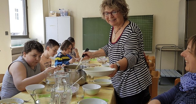 An einem Tisch gemeinsam essen: Schle...risch gekochte Kartoffel-Curry-Suppe.   | Foto: Gerhard Walser