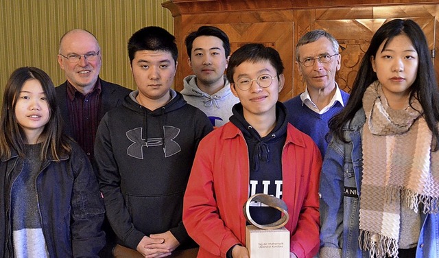 Siying Zheng, Schulleiter Michael Beck...Linnenbach und Weiyi Sun (von links).   | Foto: Barthmes