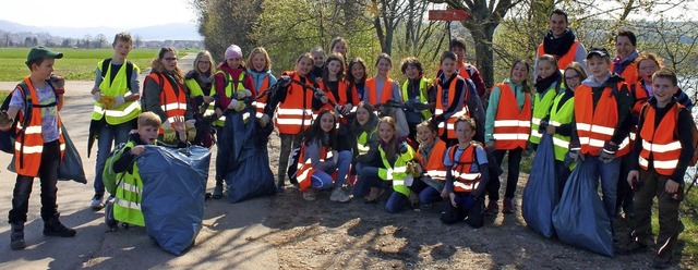 Die Klasse G5 der Heimschule St. Landolin bei der Putzaktion am Apostelsee.   | Foto: Stadt