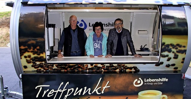 Hermann Schuler, Gabriele Laufer und B...enmarkt in Elzach geffnet sein wird.   | Foto: Verein