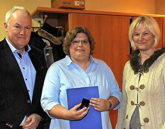 Petra Belle (Mitte) wurde fr ihr Enga...d von Diana Graner vom Turngau geehrt.  | Foto: Ehret