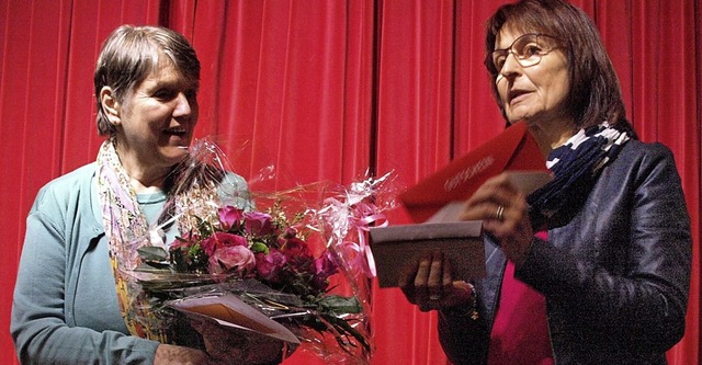 Natrlich gab es auch Blumen und viele...einen Gutschein fr einen Theaterabend  | Foto: Karin Stckl-Steinebrunner