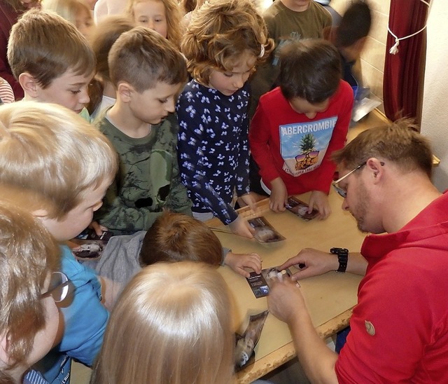 Florian Huber signiert seine Karten fr Buttenbergschler.  | Foto: Hgg