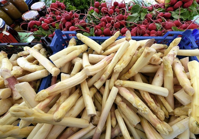 Der erste Spargel der Saison ist auf dem Mnstermarkt zu besichtigen.   | Foto: Thomas Kunz