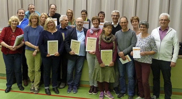 ASV-Vorsitzender  Martin Bucher (recht...hmer am Deutschen Sportabzeichen aus.   | Foto: Christine Weirich