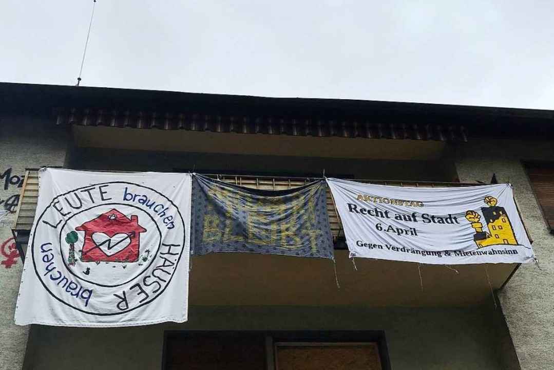 F�r 24 Stunden hingen wieder Transpare...ufschrift „Mozart bleibt“.  | Foto: Bernhard Amelung