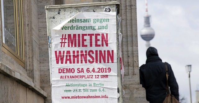 Das Plakat am Alexanderplatz in Berlin...nstration gegen steigende Mieten auf.   | Foto: DPA
