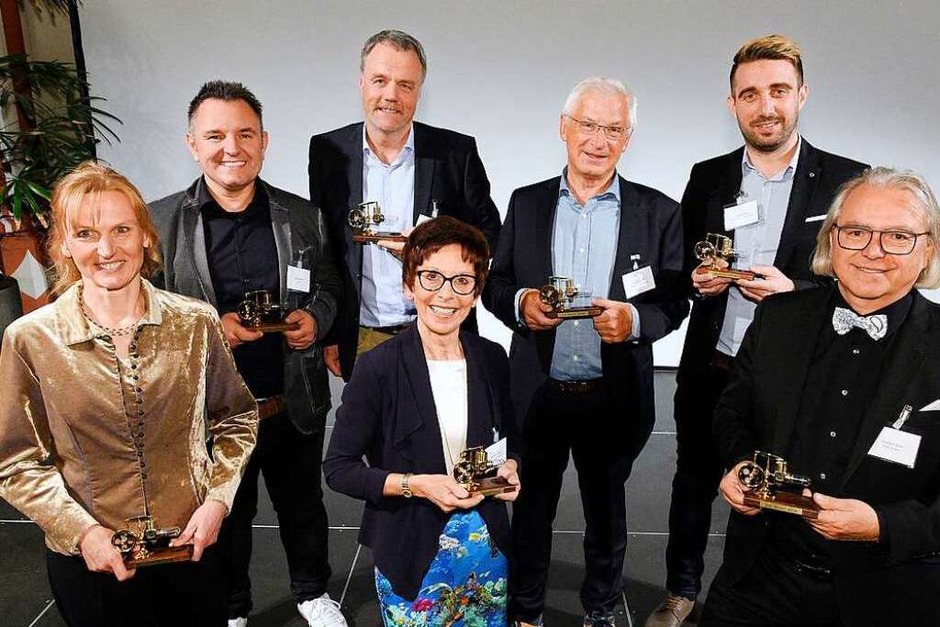 Die Preisträger des Jobmotors 2018 - hintere Reihe (von links): Dirk Giessler (EMV AG), Uwe Lürig (Pfizer), Georg Erdrich (Erdrich Umformtechnik), Fabrice Mack (Markgräfler Hotel Alte Post); vordere Reihe (von links): Astrid Sauter (Sauter - Grün erleben), Marianne Haardt (Heiliggeistspitalstiftung), Richard Stoll (Höfler & Stoll Architekten & Stadtplaner) (Foto: Thomas Kunz) Die Preisträger des Jobmotors 2018 - hintere Reihe (von links): Dirk Giessler (EMV AG), Uwe Lürig (Pfizer), Georg Erdrich (Erdrich Umformtechnik), Fabrice Mack (Markgräfler Hotel Alte Post); vordere Reihe (von links): Astrid Sauter (Sauter - Grün erleben), Marianne Haardt (Heiliggeistspitalstiftung), Richard Stoll (Höfler & Stoll Architekten & Stadtplaner) (Foto: Thomas Kunz)