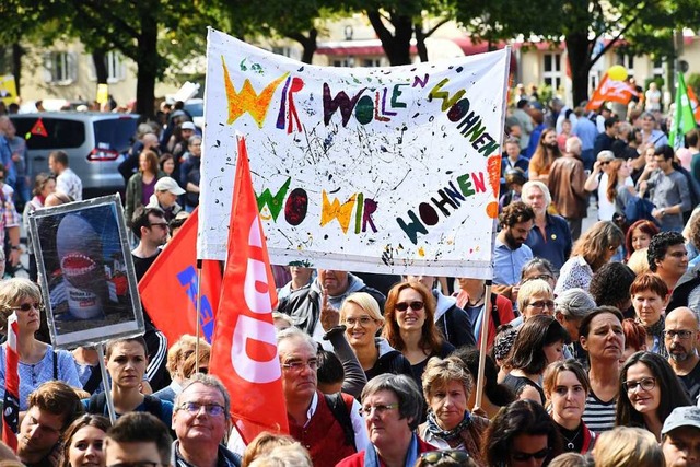 Menschen protestieren bei der Demonstr...otto #ausspekuliert am Mariahilfplatz.  | Foto: dpa