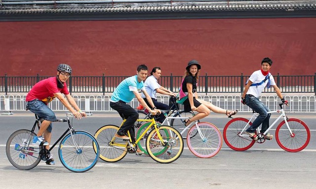 Ines Brunn mit chinesischen Freunden b...n Fixies vor dem Lama-Tempel in Peking  | Foto: Privat