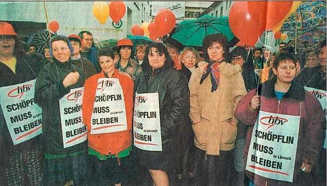 Frauen protestieren 1999 mit Plakaten ...chlieung des Versandhauses Schpflin.  | Foto: Wolfgang Gckel