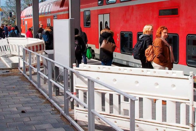 Die am Bahnsteig in Kirchzarten irrtm...ontierten Gelnden kommen  wieder weg.  | Foto: Markus Donner