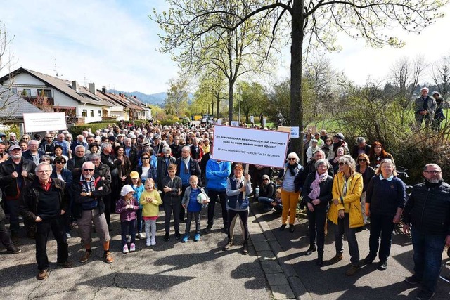 Etwa 500 Demonstranten versammelten sich am Zwiegerackerweg  | Foto: Rita Eggstein
