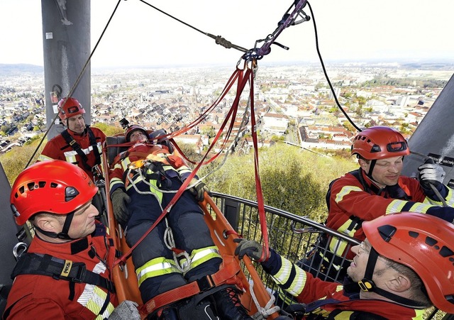 Ein Mann wird vom Schlossbergturm abge... aber es ist zum Glck nur eine bung.  | Foto:  kunz