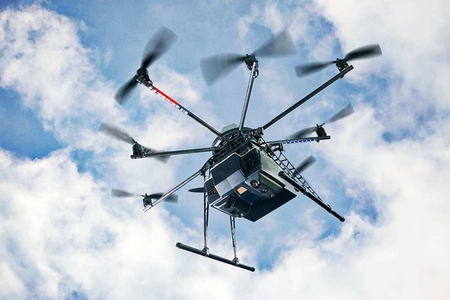 Die Wissenschaftler wollen den Einsatz von Drohnen im Feld perfektionieren.  | Foto: Kai-Uwe Wudtke