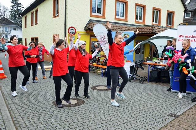 Die  Behinderten-Sportgruppe &#8222;Krmel&#8220; tanzt fr die Besucher.  | Foto: Gerhard Lck