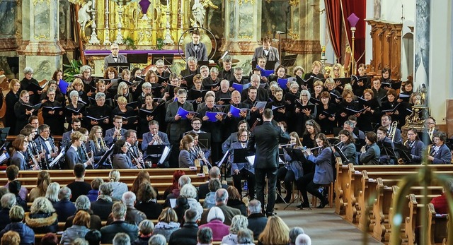 Mehr als 100 Musiker fanden Platz in der Pfarrkirche Sankt Bartholomus.   | Foto: Sandra Decoux-Kone