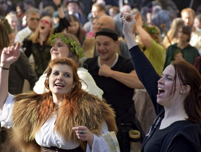Ausgelassen tanzten die Mittelalter-Fa...spark zum Sound der Mittelalter-Bands.  | Foto: Hildegard Siebold