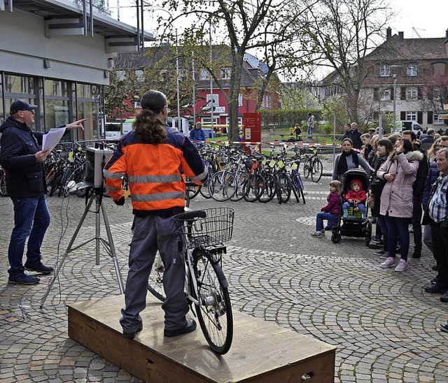 Frank-Michael Littwin gab bei der Radv...ator. Die Bieter machten fleiig mit.   | Foto: Jasmin Radel