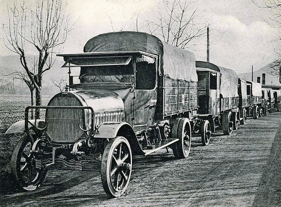 Lastkraftwagen auf einem Bild, das  etwa 1915 entstand.   | Foto: Archiv Manfred Gallo
