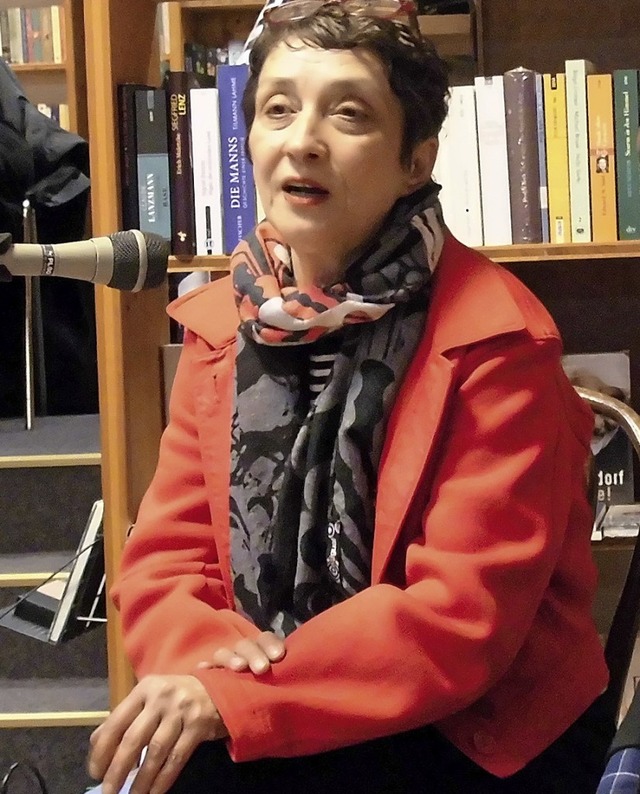 Zehra Cirak spricht der Offenburger Buchhandlung Akzente   | Foto: Dierk Knechtel