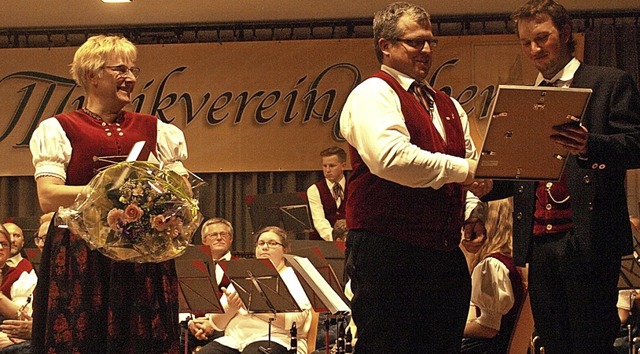 Martin Muchenberger (rechts) ehrte Dir...rjahre und Hartmut Kaiser fr 30 Jahre  | Foto: Karin Stckl-Steinebrunner