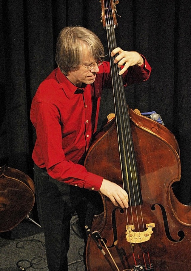 Henning Sieverts wechselte zwischen Cello und Kontrabass.  | Foto: Thomas Loisl Mink