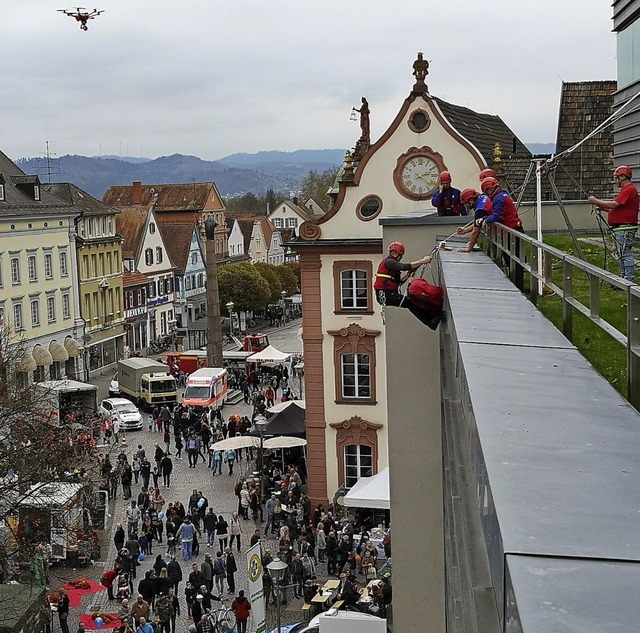 Die Mnner der Bergwacht demonstrierte...oben) filmte die spektakulre Aktion.   | Foto: Ralf Burgmaier