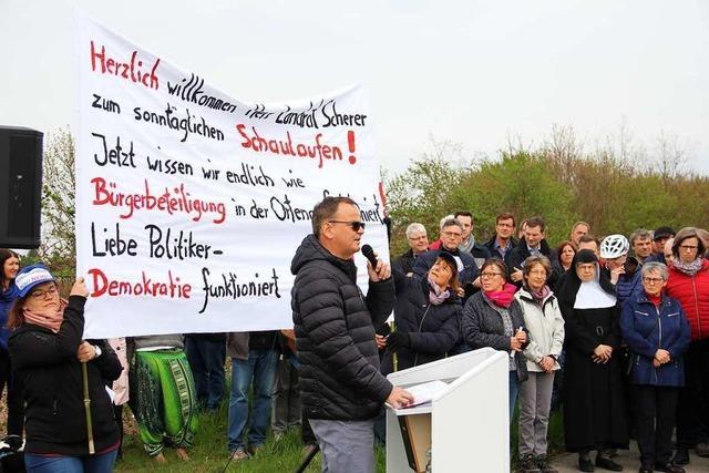 Politiker stellen sich am geplanten Klinikstandort Brgerprotesten