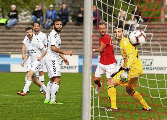 Das   Tor fr den OFV zum 2:0 durch Marco Petereit (rotes Trikot).  | Foto: Alexandra Buss