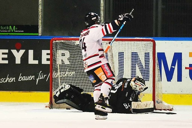 1:2 &#8211; EHC-Goalie Hertel am Boden.  | Foto: Patrick Seeger