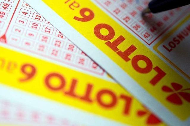 Großeltern finden Lottoschein in einem Buch und kassieren Millionengewinn