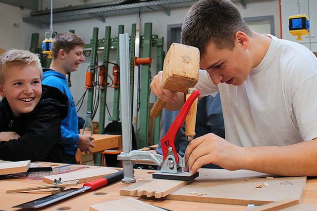 Probieren geht ber Studieren: Die Aus...igene Talent als Handwerker zu testen.  | Foto: Anja Bertsch