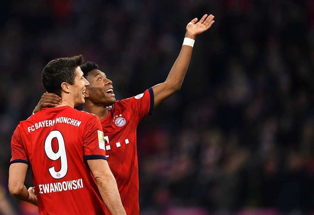 Die Bayern-Spieler Robert Lewandowski ...och Meister sind sie noch lange nicht.  | Foto: AFP