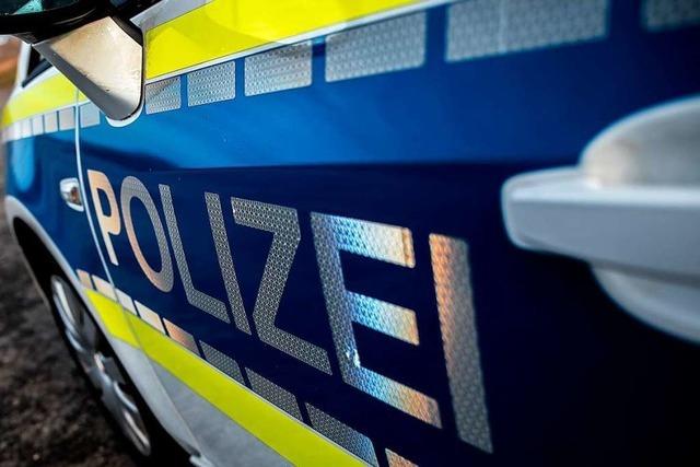 Autofahrerin beschdigt zwei Fahrzeuge in Lrrach und flchtet