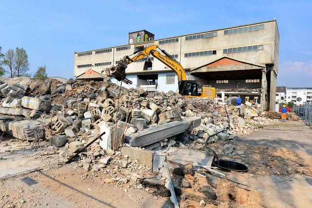 Das ehemalige Mbelhaus Weber, das nac...ungen diente, wird derzeit abgerissen.  | Foto: Ingo Schneider