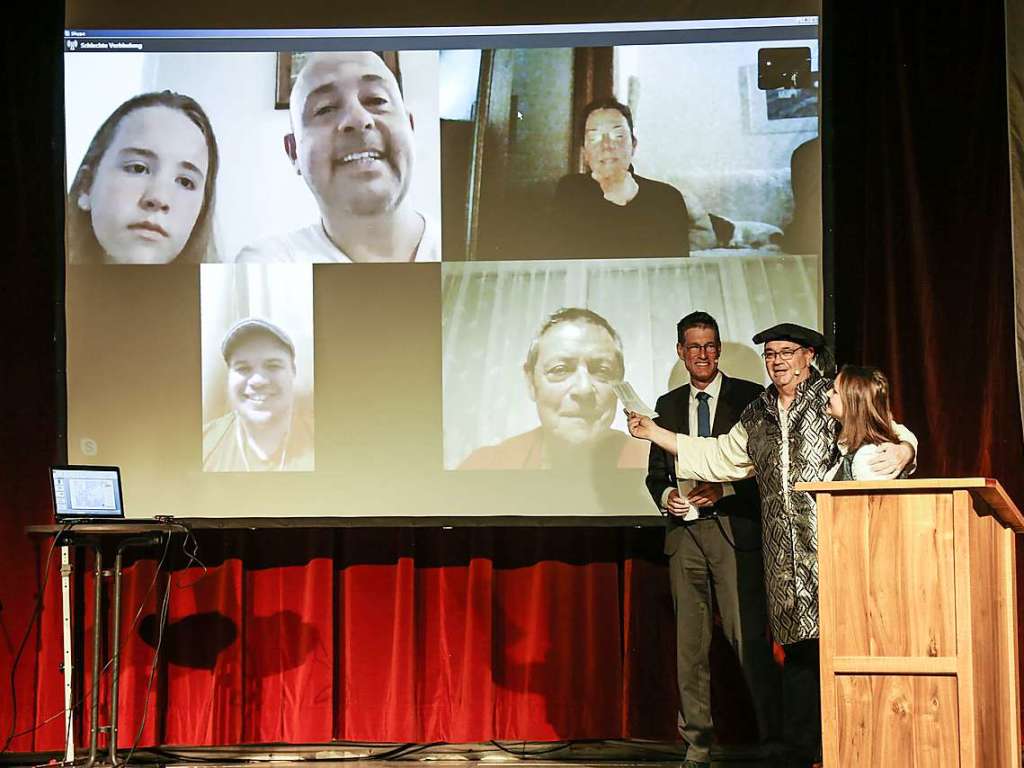 Via Skype aus der weiten Welt mitten unter die Festbesucher: Thomas Castello-Saile, Isabelle Hil, Helmut Trotter Felix Wagner (im Uhrzeigersinn von links oben) wurden von Gerd Klble und Brgermeister Jochen Paleitinterviewt