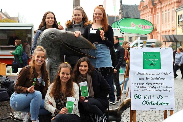 Sechs Aktivistinnen von OG &#8211; Go ...ihrem Infostand bei den Werres-Vgeln.  | Foto: Judith Reinbold