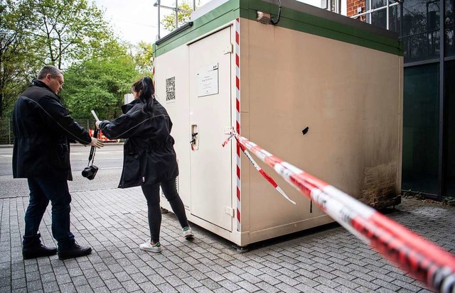 Ermittler der Spurensicherung stehen n...r Schadstoff-Messstation am Neckartor.  | Foto: dpa