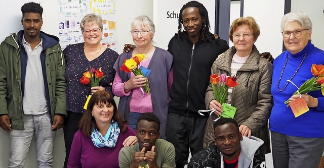 Ein letztes Mal trifft man sich in Neu...dnehmen, fr die Damen gibt es Blumen.  | Foto: Jutta Geiger