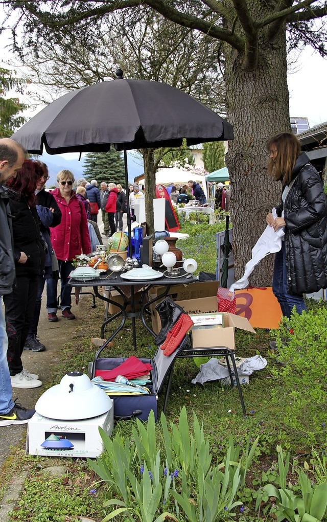 Trotz verhangenen Himmels war der Run ...flohmarkt in Gallenweiler ungebrochen.  | Foto: Sabine Model